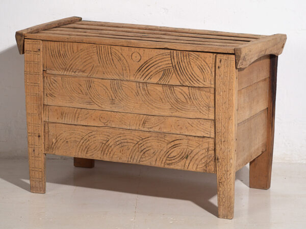 Arcón antiguo tallado de estilo primitivo (c.1920) #51