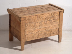 Arcón antiguo tallado de estilo primitivo (c.1920) #51