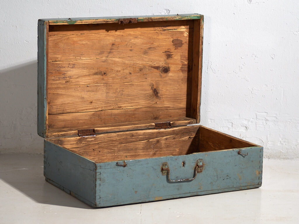 Coffret ancien patiné bleu clair (c.1920) #61