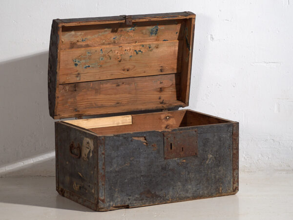 Antiguo cofre de tonos oscuros (c.1910) #65