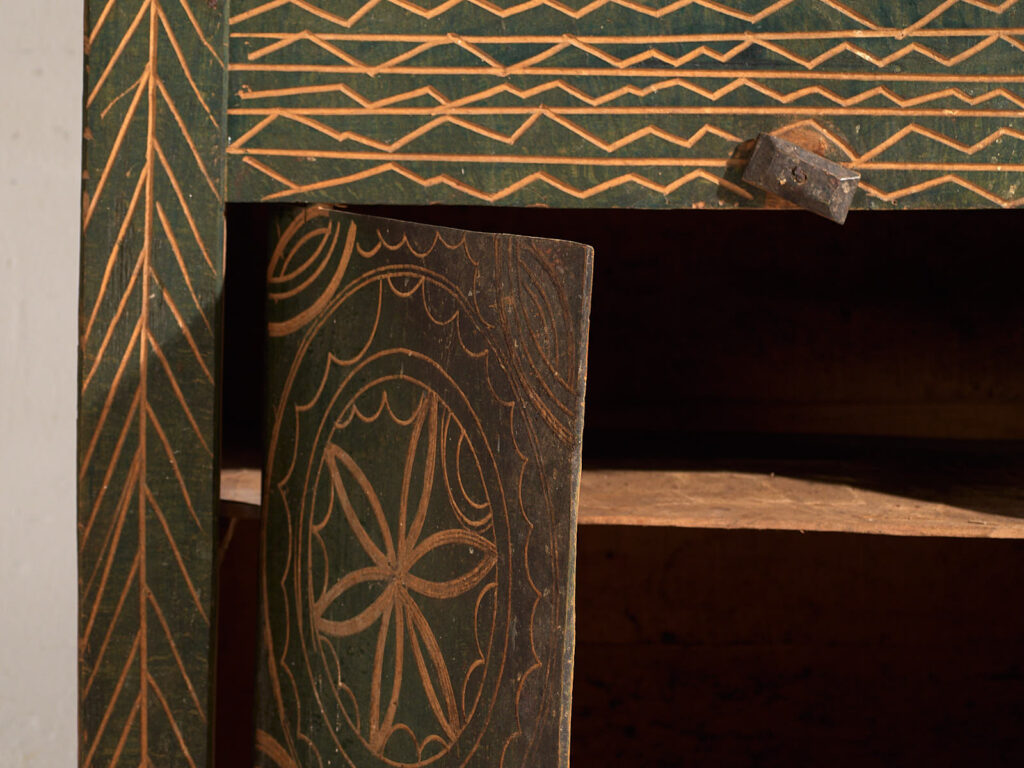 Commode verte ancienne de style primitif (vers 1920) #71