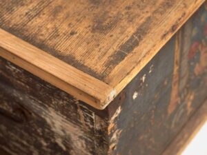 Antiguo baúl pequeño con motivos florales (c.1920) #73