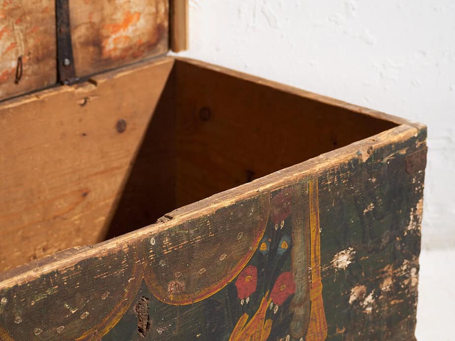 Antiguo baúl pequeño con motivos florales (c.1920) #73