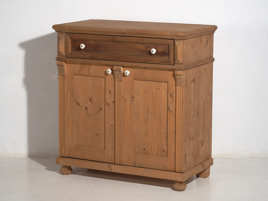 Armario pequeño antiguo de estilo provenzal (c.1930) #97