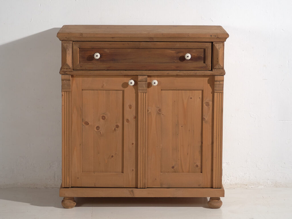 Armario pequeño antiguo de estilo provenzal (c.1930) #97