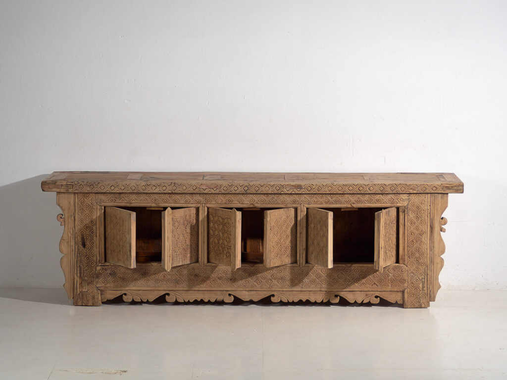 Aparador bajo antiguo tallado a mano (c.1850) #62