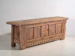 Antiguo aparador tallado con tonos violeta (c.1850) #65