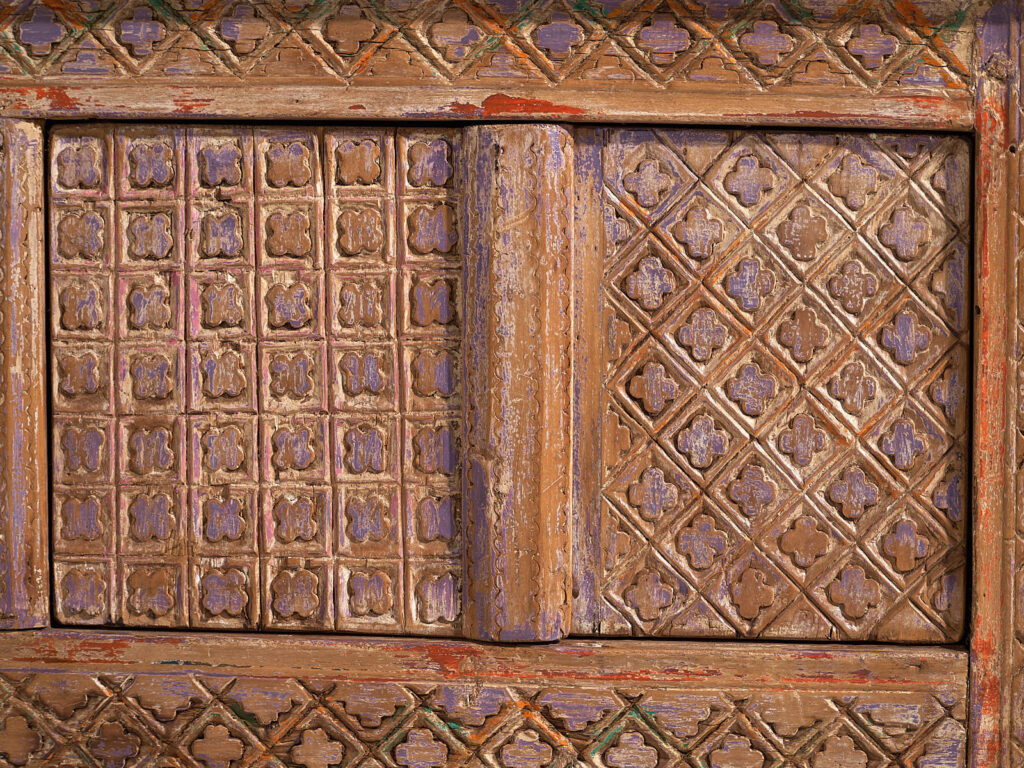 Antiguo aparador tallado con tonos violeta (c.1850) #65