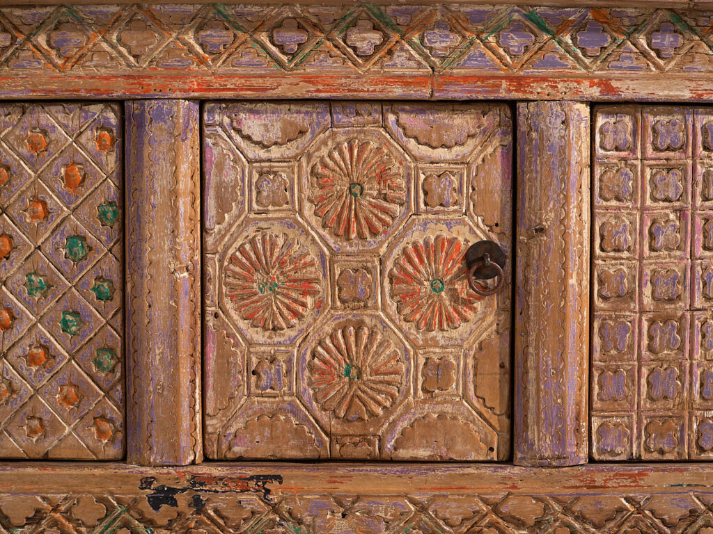 Antiguo aparador tallado con tonos violeta (c.1850) #65