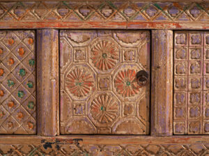 Antiguo aparador tallado con tonos violeta (c.1850) #65