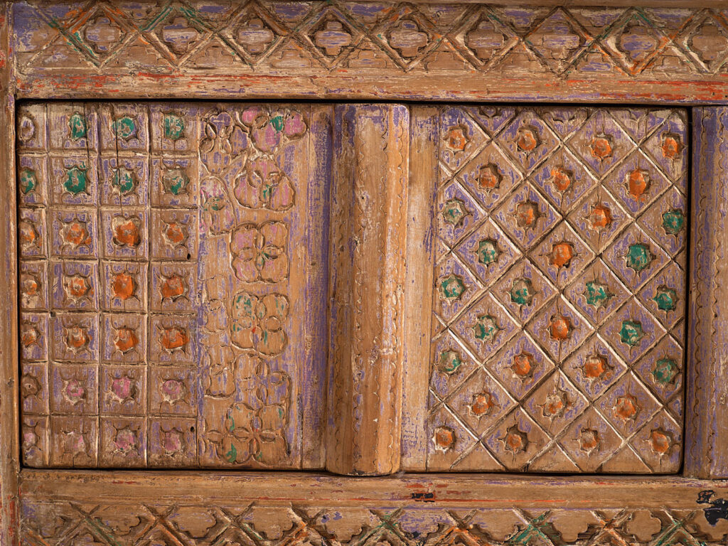 Antiguo aparador tallado con tonos violeta (c.1850) #65