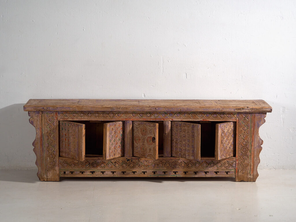 Antiguo aparador tallado con tonos violeta (c.1850) #65