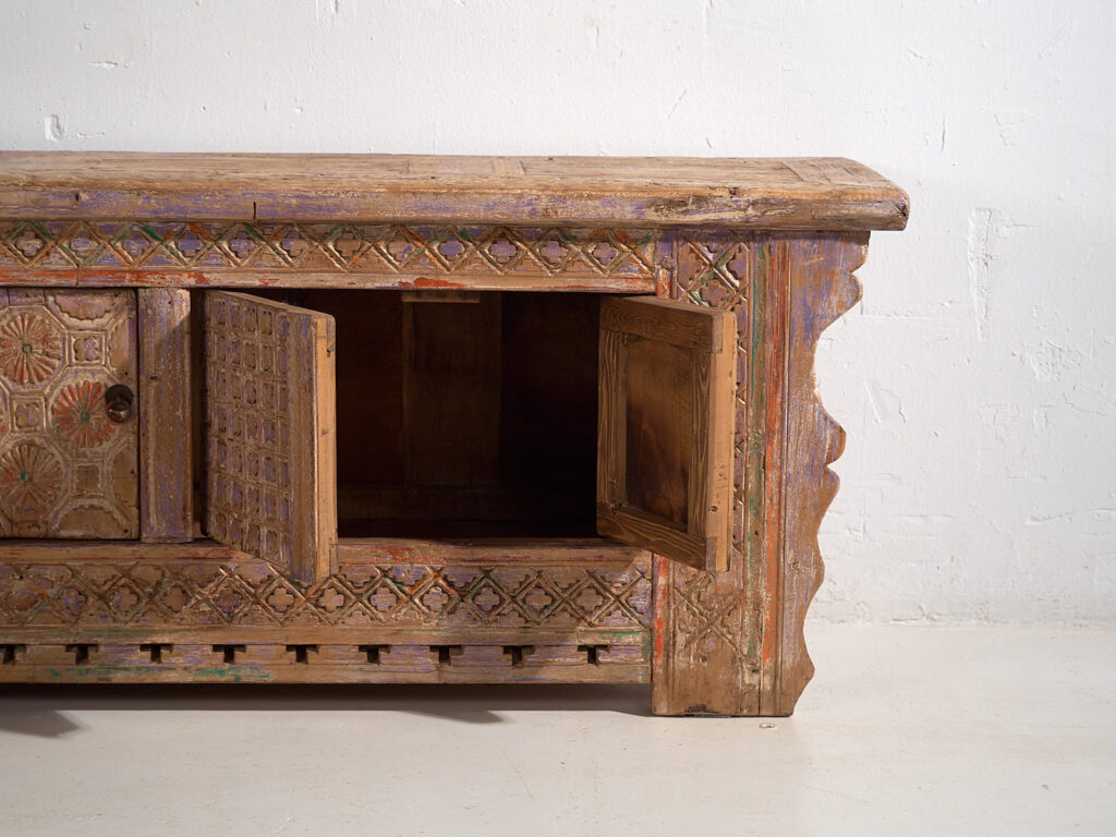 Antiguo aparador tallado con tonos violeta (c.1850) #65