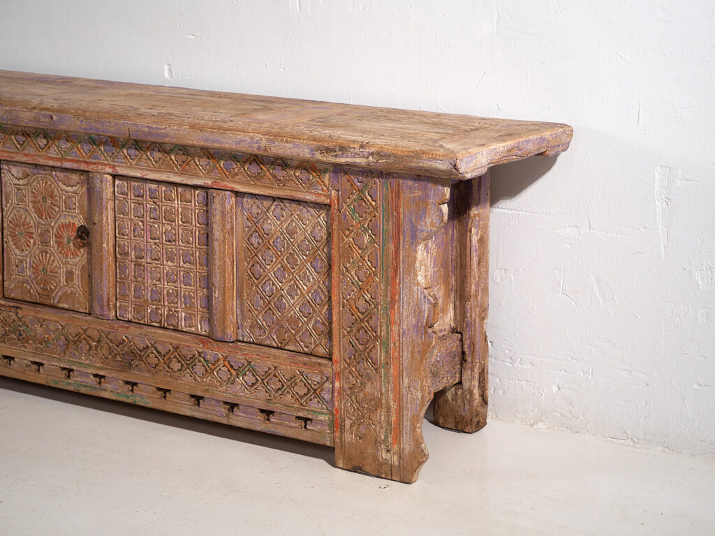 Antiguo aparador tallado con tonos violeta (c.1850) #65