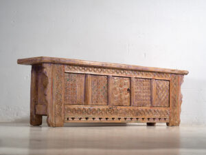 Antiguo aparador tallado con tonos violeta (c.1850) #65