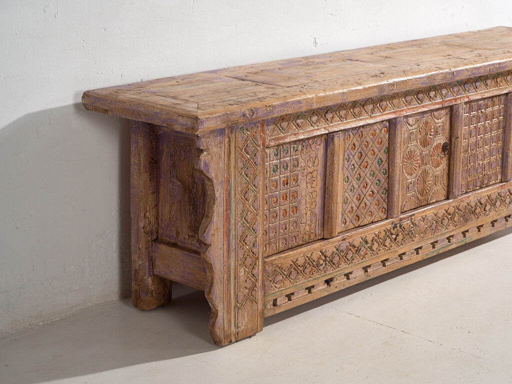 Antiguo aparador tallado con tonos violeta (c.1850) #65