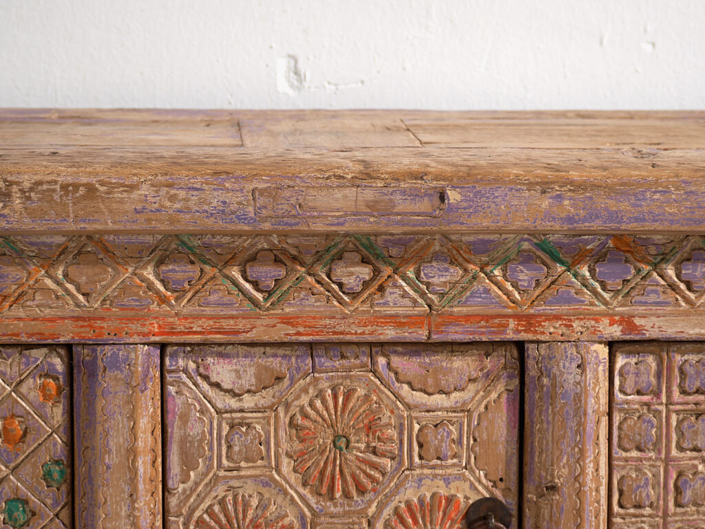 Antiguo aparador tallado con tonos violeta (c.1850) #65