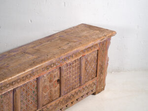 Antiguo aparador tallado con tonos violeta (c.1850) #65