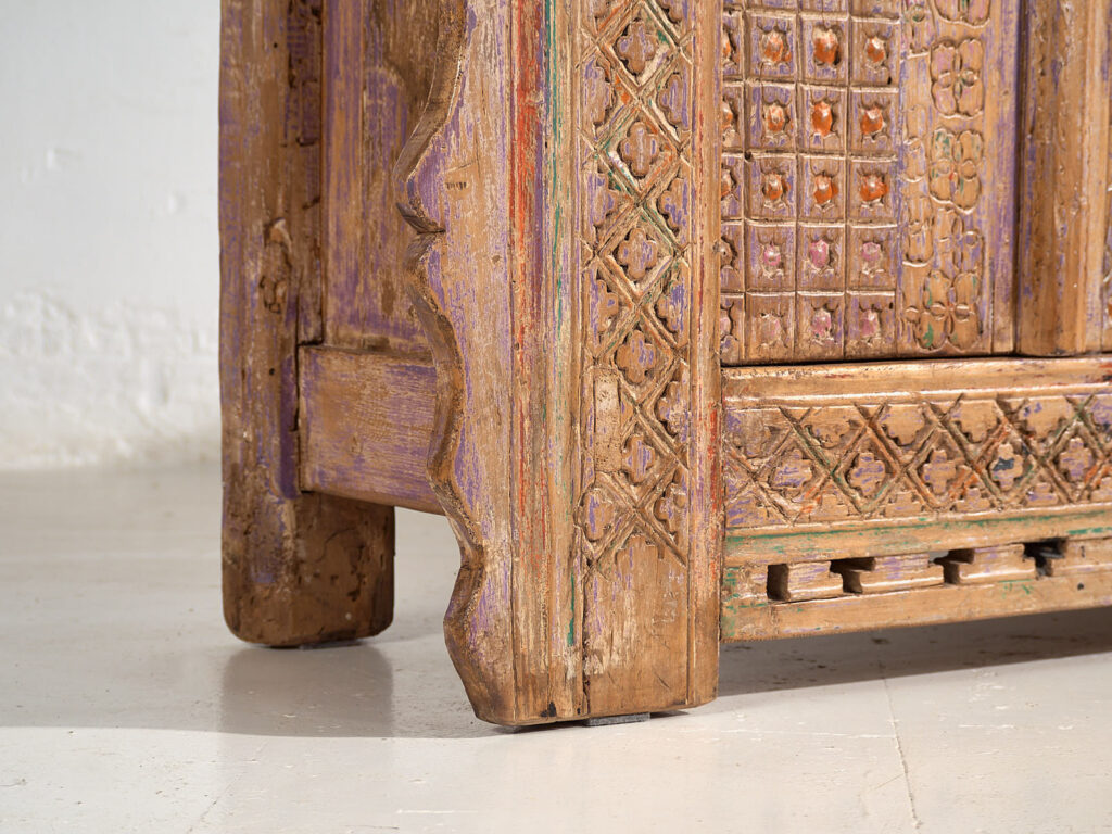 Antiguo aparador tallado con tonos violeta (c.1850) #65