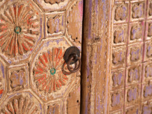 Antiguo aparador tallado con tonos violeta (c.1850) #65