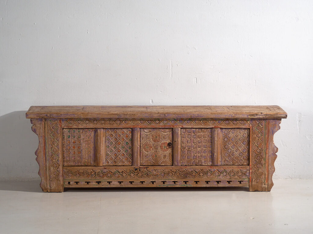 Antiguo aparador tallado con tonos violeta (c.1850) #65