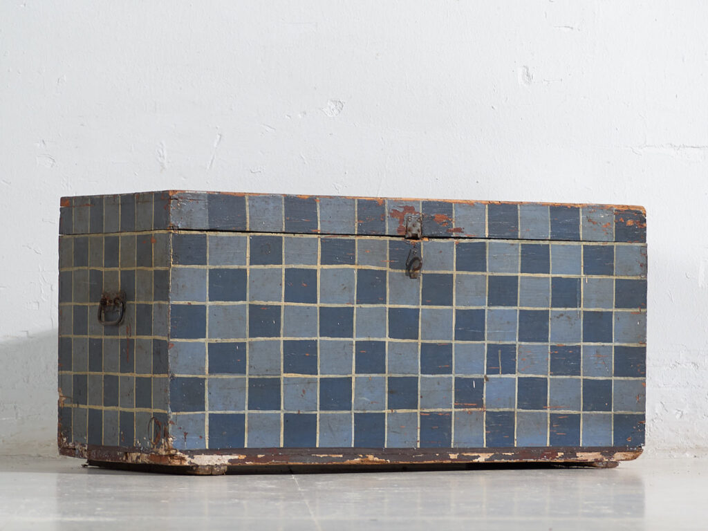 Baúl antiguo pintado con decoración geométrica (c.1920) #8