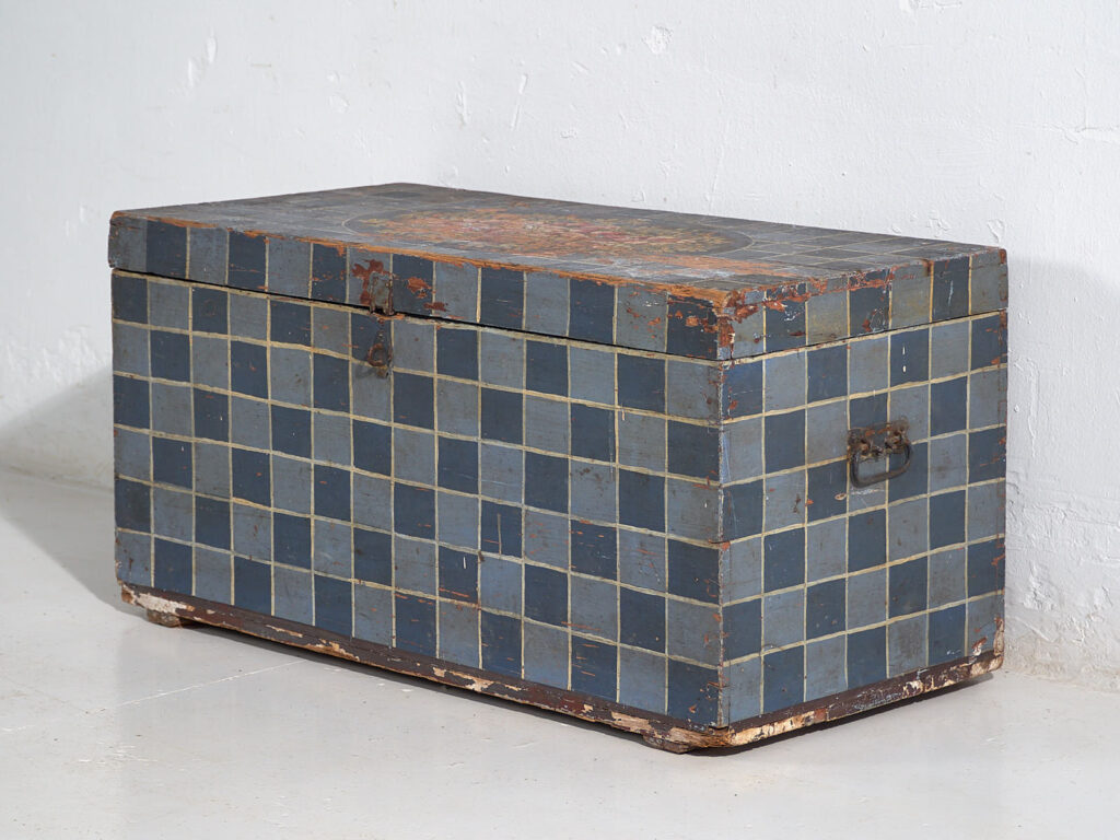 Baúl antiguo pintado con decoración geométrica (c.1920) #8