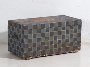 Baúl antiguo pintado con decoración geométrica (c.1920) #8