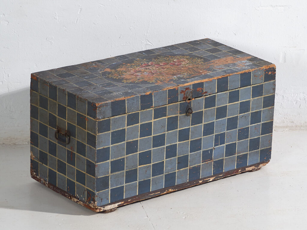 Baúl antiguo pintado con decoración geométrica (c.1920) #8