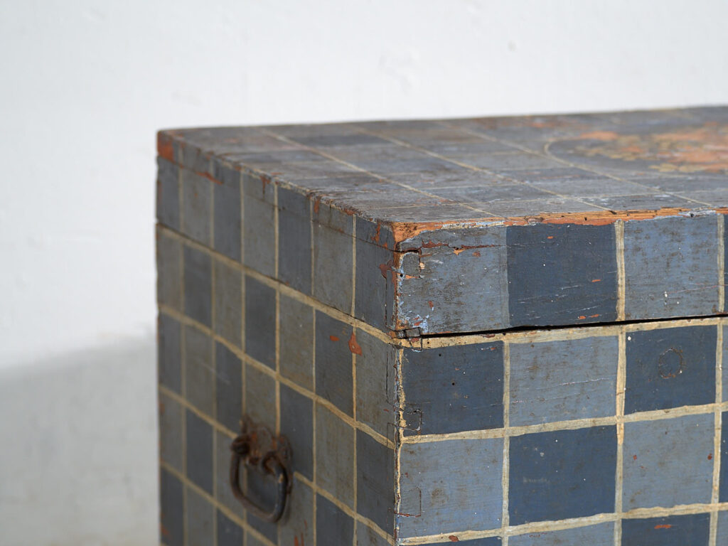 Baúl antiguo pintado con decoración geométrica (c.1920) #8