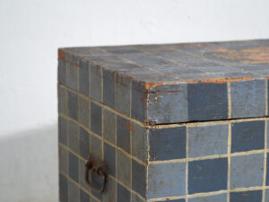 Baúl antiguo pintado con decoración geométrica (c.1920) #8