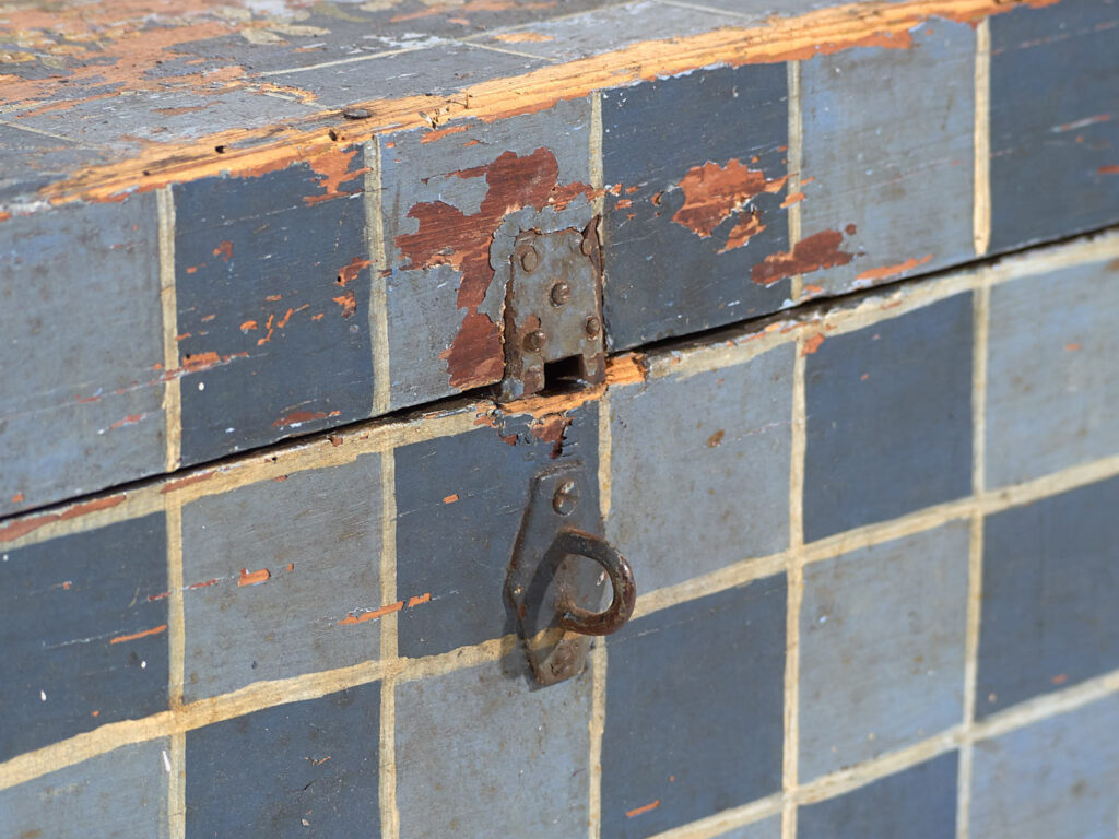 Baúl antiguo pintado con decoración geométrica (c.1920) #8