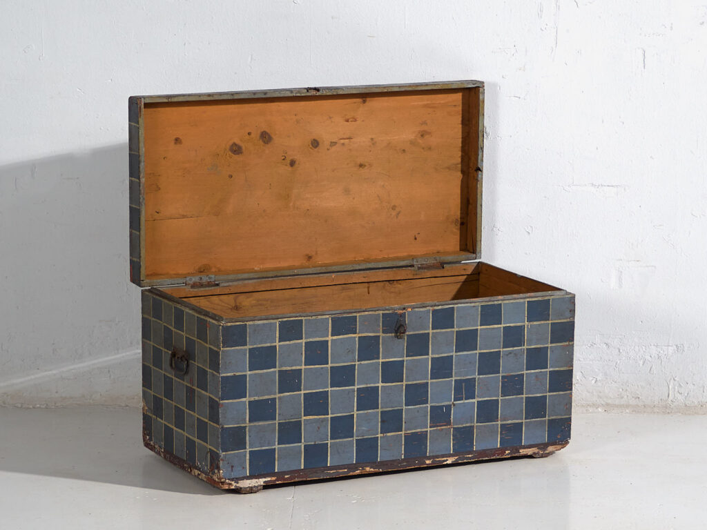 Baúl antiguo pintado con decoración geométrica (c.1920) #8