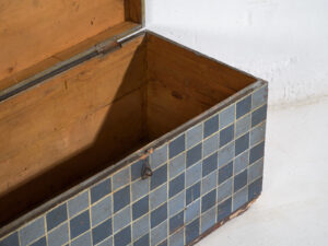 Baúl antiguo pintado con decoración geométrica (c.1920) #8