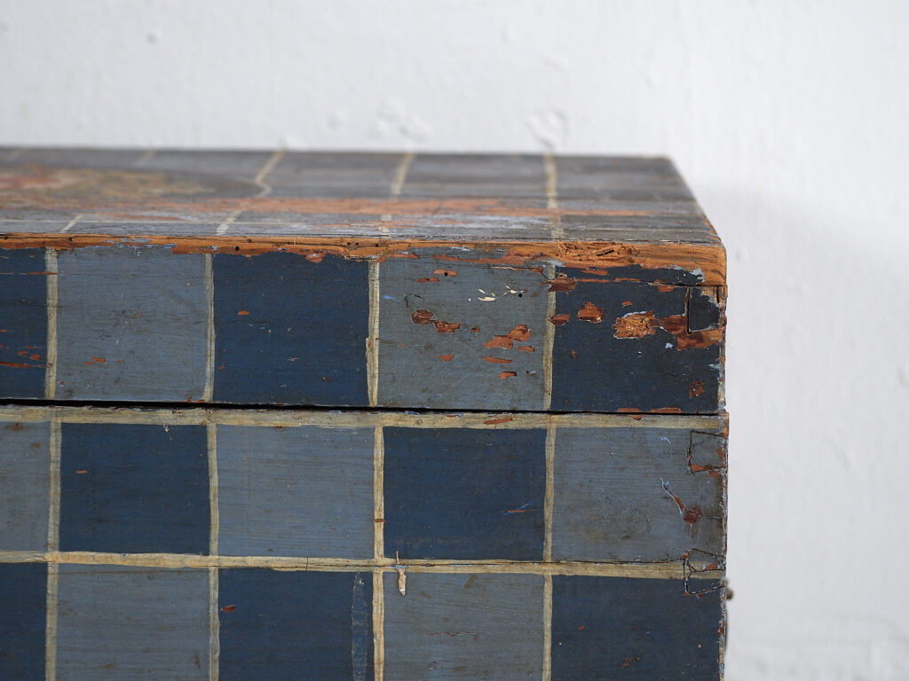 Baúl antiguo pintado con decoración geométrica (c.1920) #8