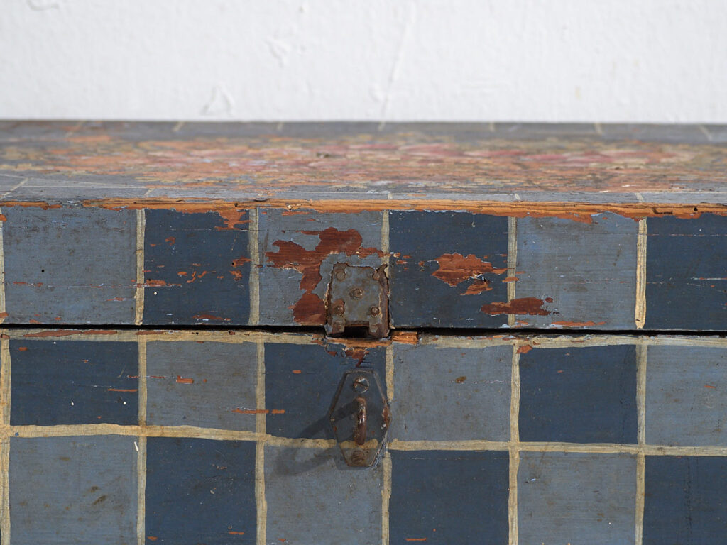 Baúl antiguo pintado con decoración geométrica (c.1920) #8