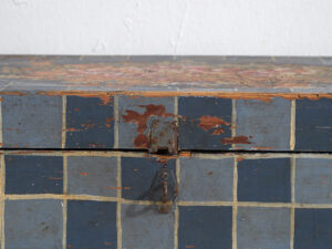 Baúl antiguo pintado con decoración geométrica (c.1920) #8