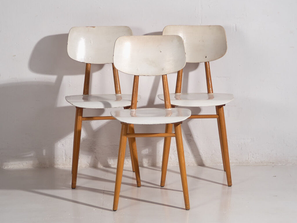 Vintage white chairs (c.1960). Set of three pieces #1