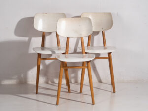 Vintage white chairs (c.1960). Set of three pieces #1
