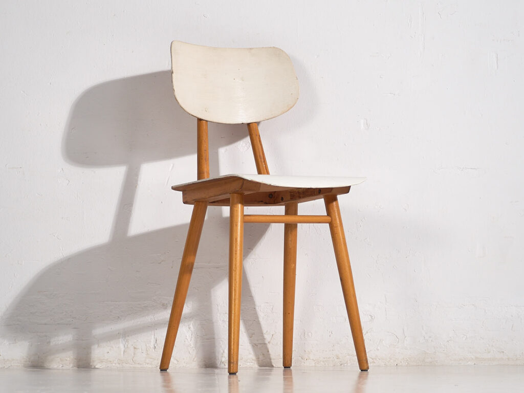 Vintage white chairs (c.1960). Set of three pieces #1