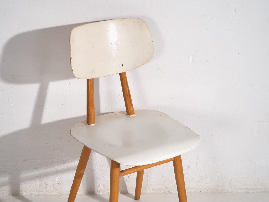 Vintage white chairs (c.1960). Set of three pieces #1