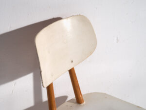Vintage white chairs (c.1960). Set of three pieces #1