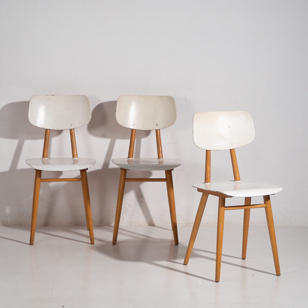 Vintage white chairs (c.1960). Set of three pieces #1