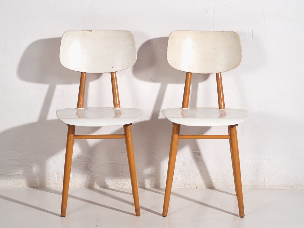 Vintage white chairs (c.1960). Set of three pieces #1