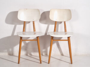 Vintage white chairs (c.1960). Set of three pieces #1
