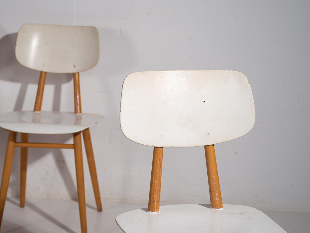 Vintage white chairs (c.1960). Set of three pieces #1