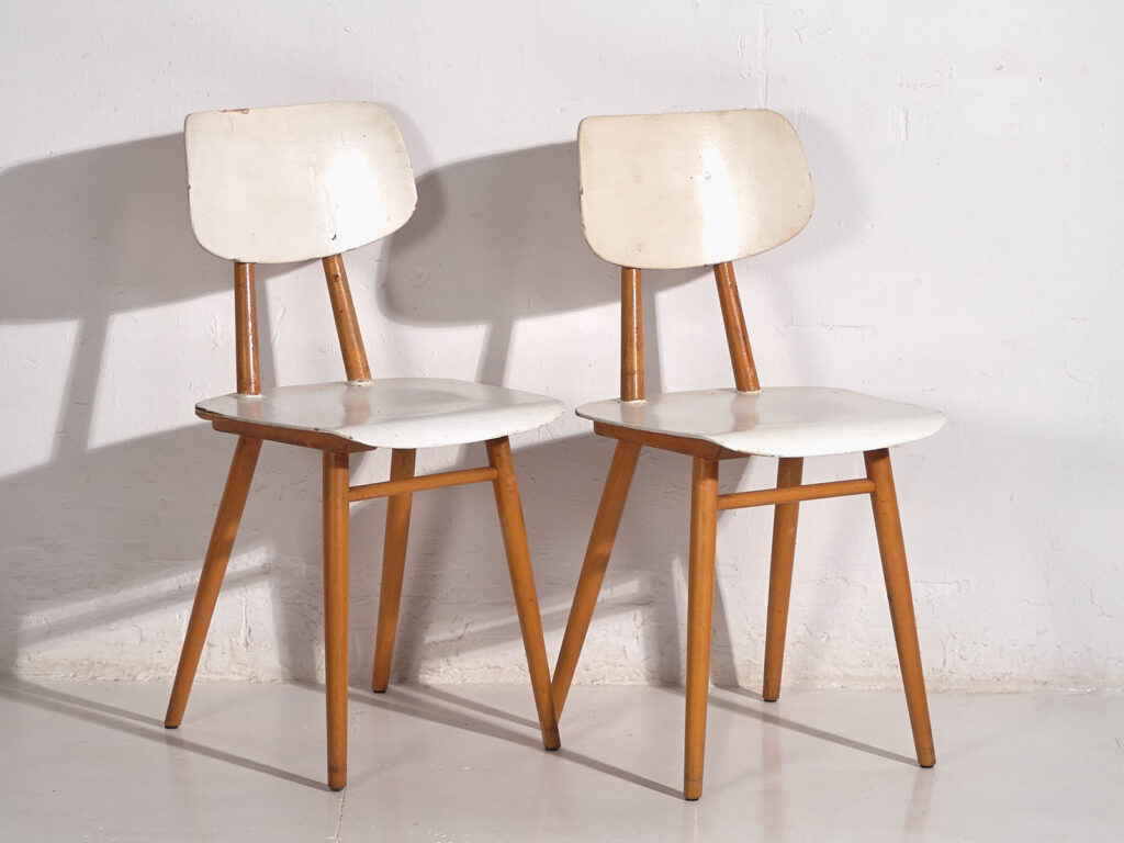 Vintage white chairs (c.1960). Set of three pieces #1