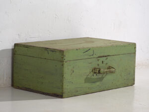 Pequeño cofre antiguo de color verde (c.1920) #11