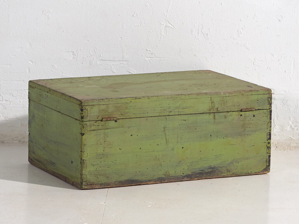 Pequeño cofre antiguo de color verde (c.1920) #11
