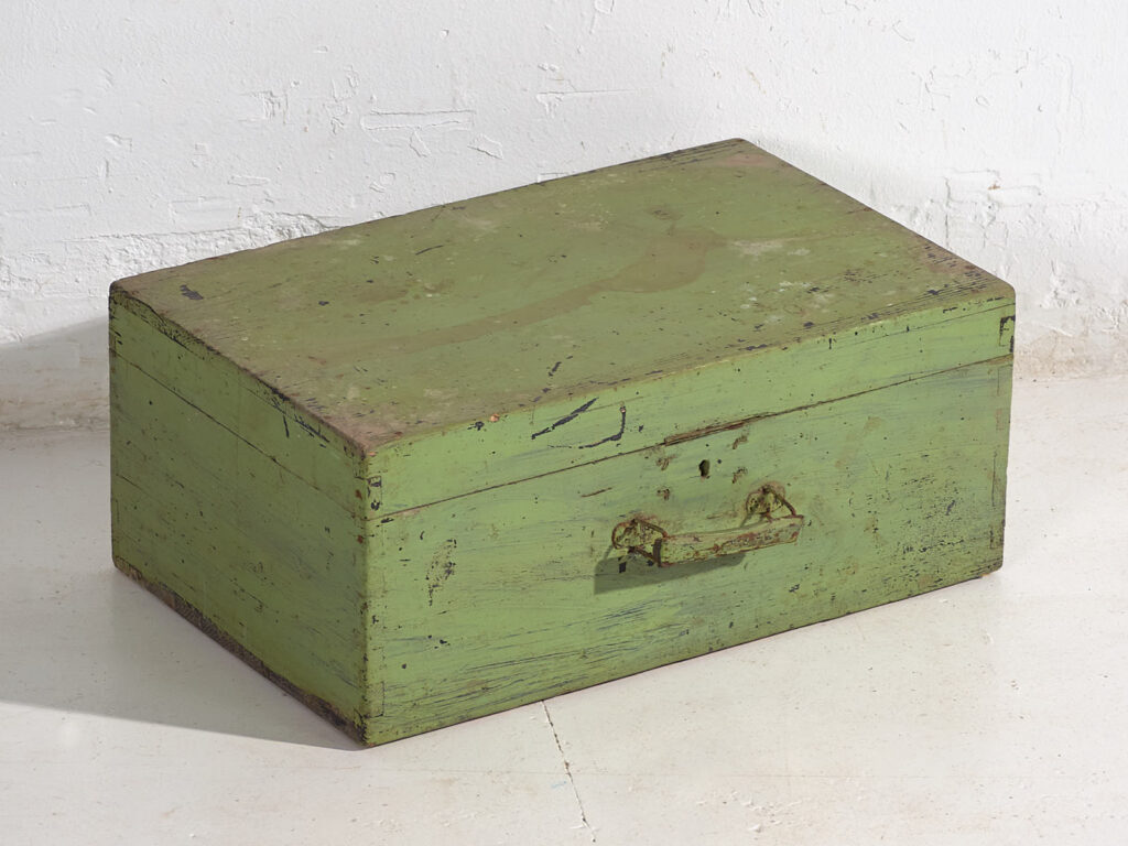 Pequeño cofre antiguo de color verde (c.1920) #11
